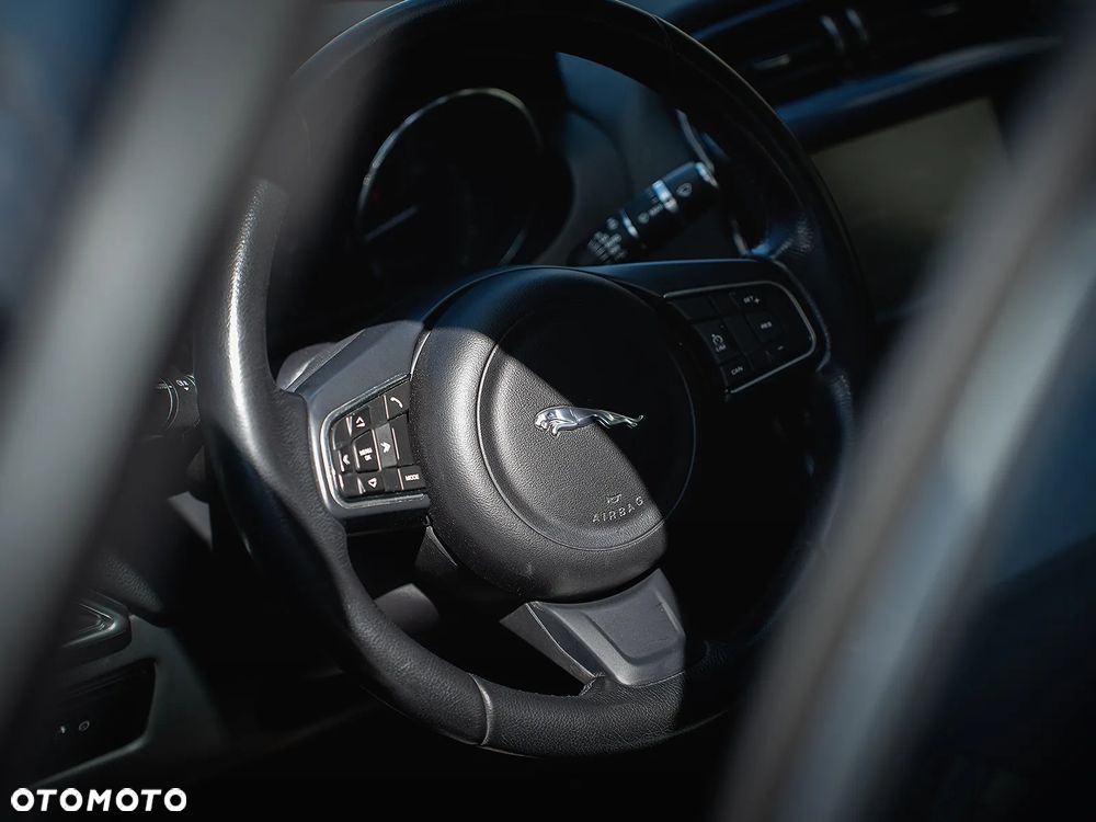 Jaguar XE 20d Pure - 24