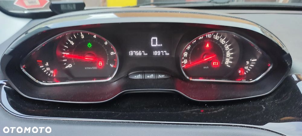 Peugeot 208 - 25