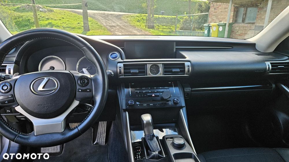 Lexus IS 300h Elegance - 11