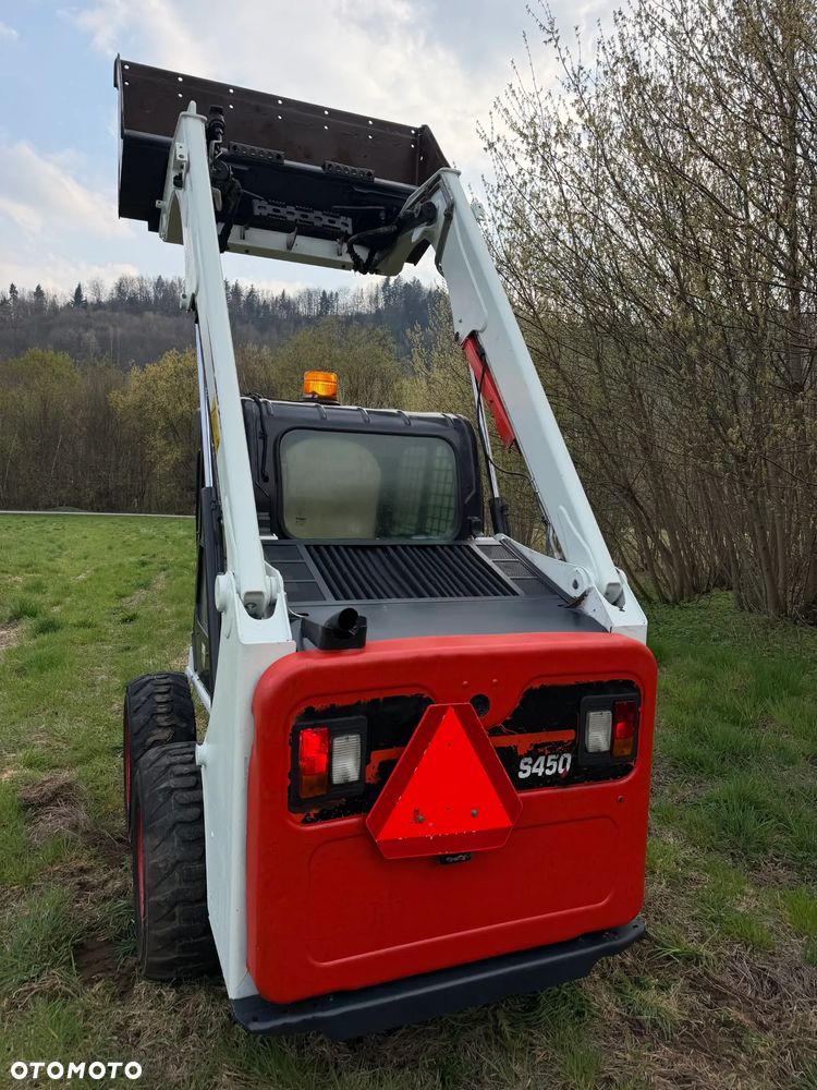 Bobcat S450 ładowarka 4x4 wózek terenowy. Łyżka. Pełne sterowanie z dżojstika jazda i praca. Aktualne serwisy DEKRA 2026r. Dokumentacja Pełna. Silnik Kubota 4cyl 55km. Maszyna Jak Nowa z Salonu! Pochodzi z Norweskiego Gospodarstwa! 2019 rok 1880 mtg! Zero luzów i wycieków. Bardzo mocna i wydajna maszyna o małych gabarytach! Idealna do stajni oraz Budownictwa. OKAZJA TANIO 3 wyjścia Hydrauliczne pod urządzenia!! - 19