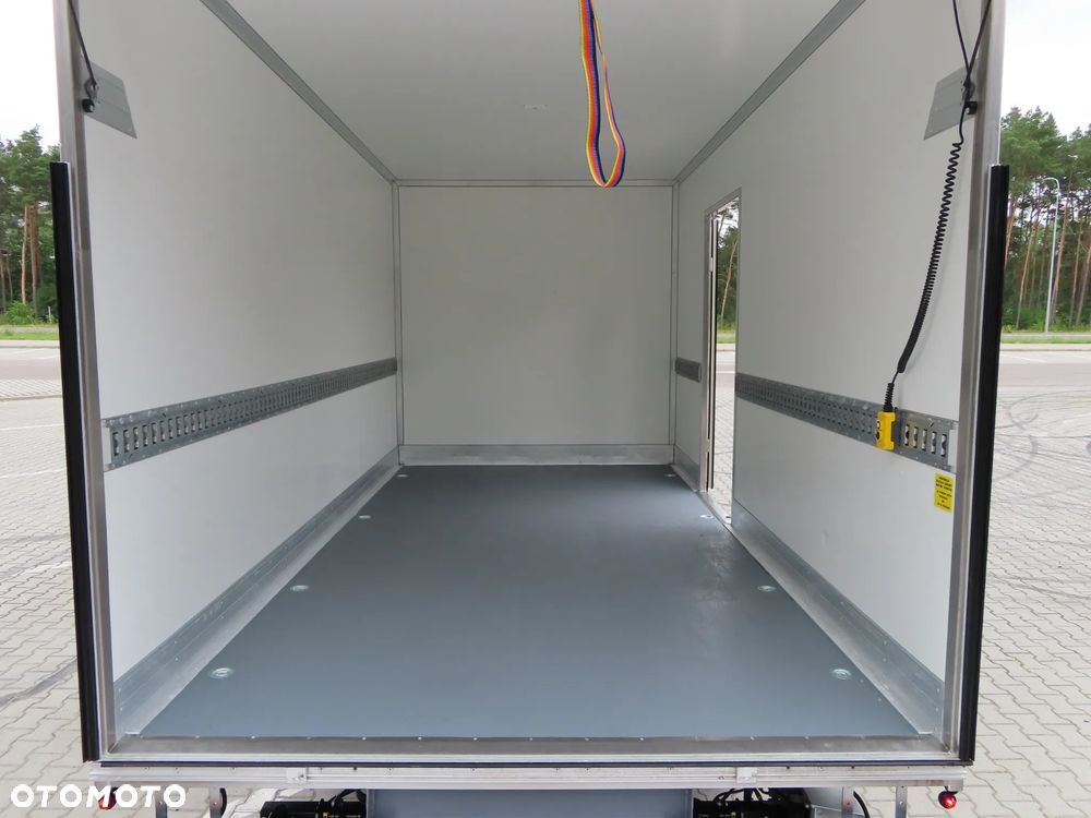 Iveco Daily 35S18 3.0 HPI 180 KM POWER Kontener+ WINDA BÄR 750 Kg 8.E.Palet 4270 mm Długi Boczne Drzwi Rozstaw Osi 4100 mm Ładowność 905 Kg GWARANCJA PRODUCENTA Stan Jak Nowy Gotowy Dostępny POLECAM - 26