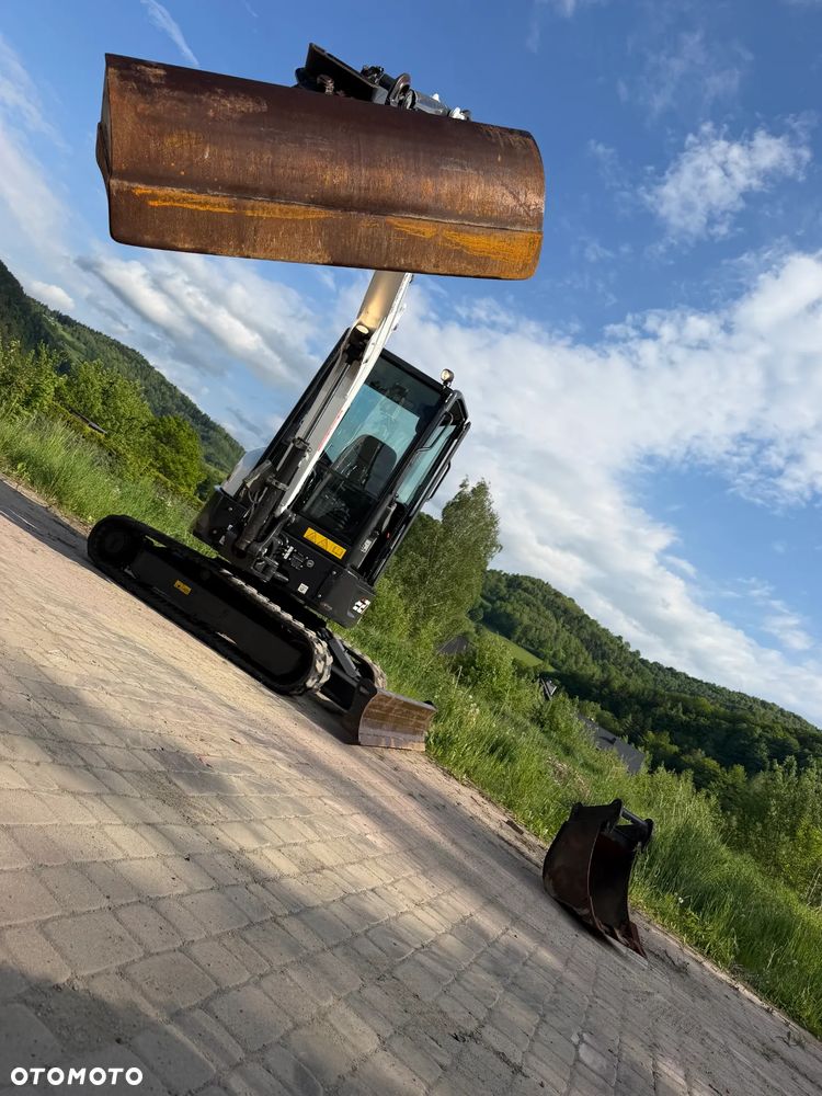 Bobcat E27z. Koparka Gąsienicowa 2,7 tony. 2024 rok. 870 mtg. Maszyna nie różni się od nowej z salonu!! Skarpówka Hydrauliczna! Pochodzi ze szkółki roślinnej z Norwegii. Zero luzów. pracowała przy krzewach!! Aktualna DEKRA dokumentacja. Silnik Yanmar! Linie Hydr. Dodatkowe. Szybkozłącze Hydr. Szybka wolna jazda. Wersja Norweska. Długie ramię. OKAZJA. Zero wycieków. Sztywna maszyna! - 2