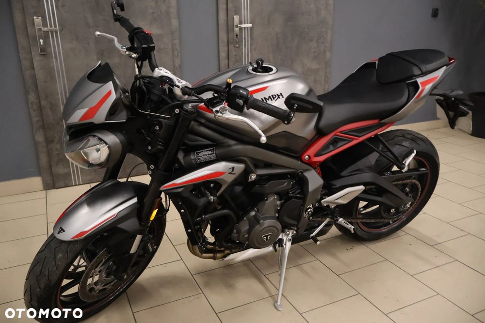 Triumph Street Triple - 8