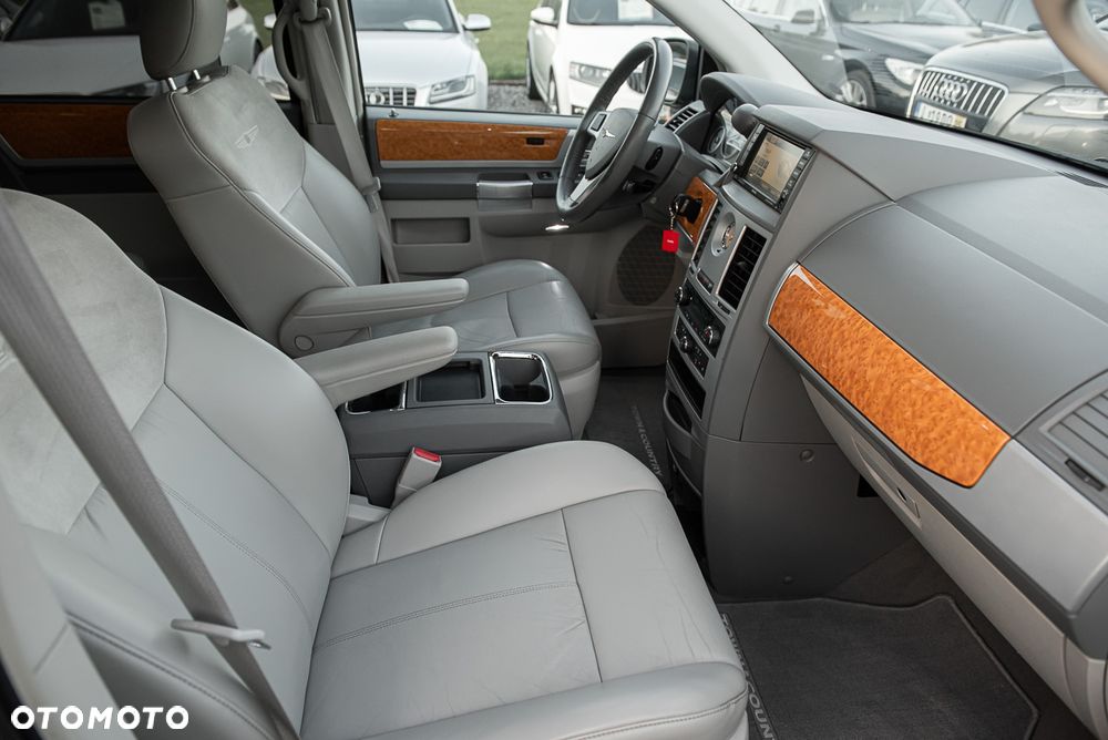 Chrysler Town & Country - 21