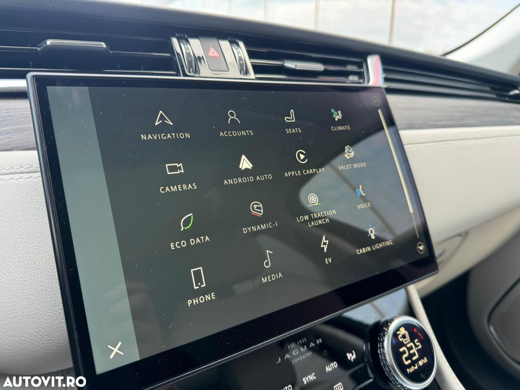 Jaguar F-Pace P400e AWD R-Dynamic SE - 23
