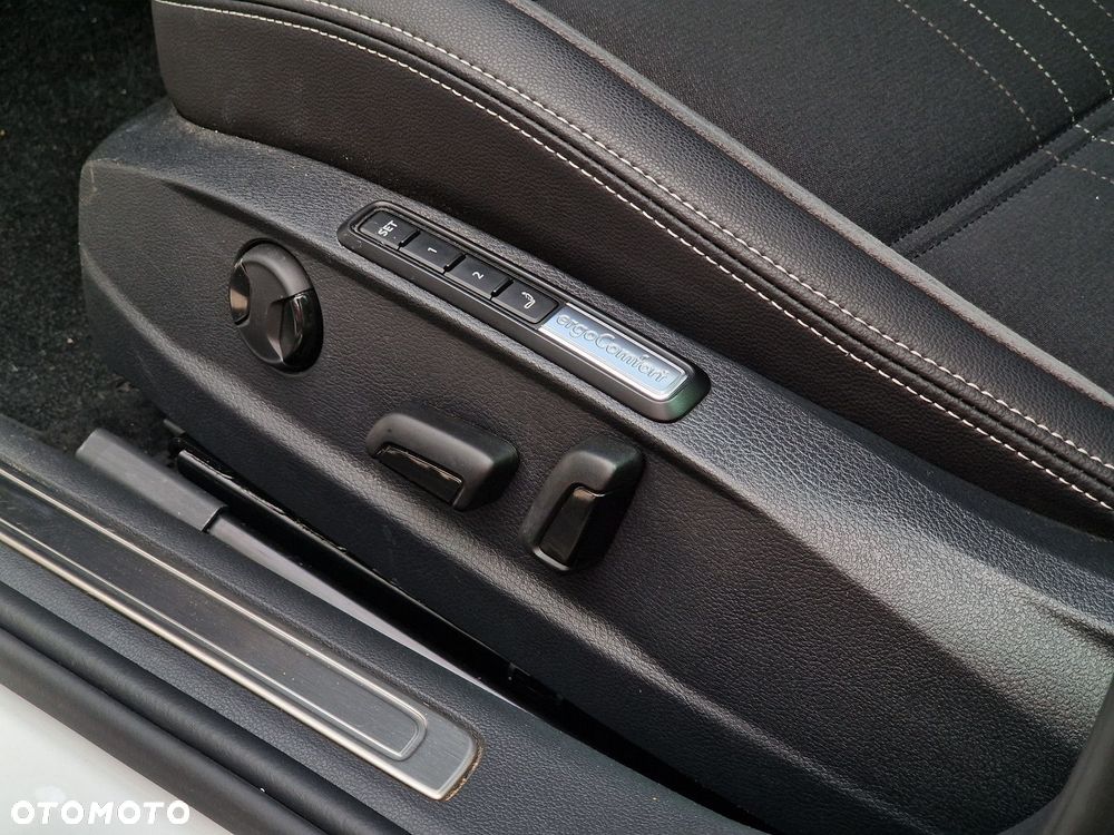 Volkswagen Passat 2.0 TDI 4Mot Elegance DSG - 25