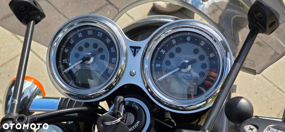 Triumph Bonneville - 14
