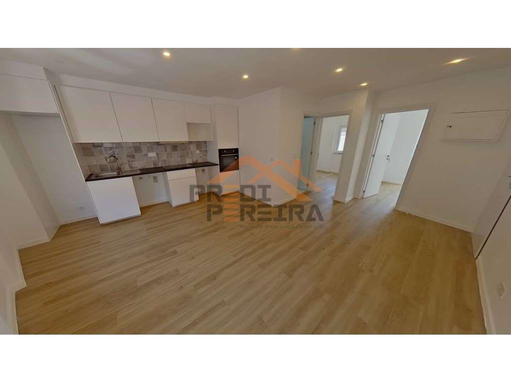 T2, totalmente remodelado, situado no Forte da Casa. - Grande imagem: 5/24