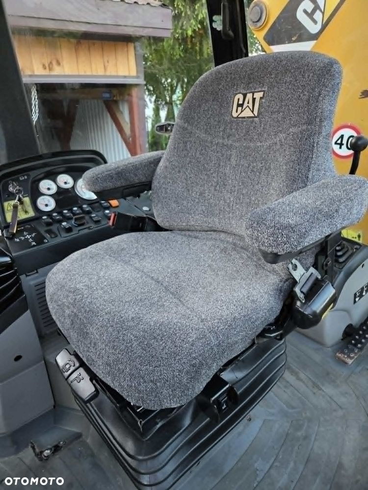 Caterpillar CAT 422E - 18