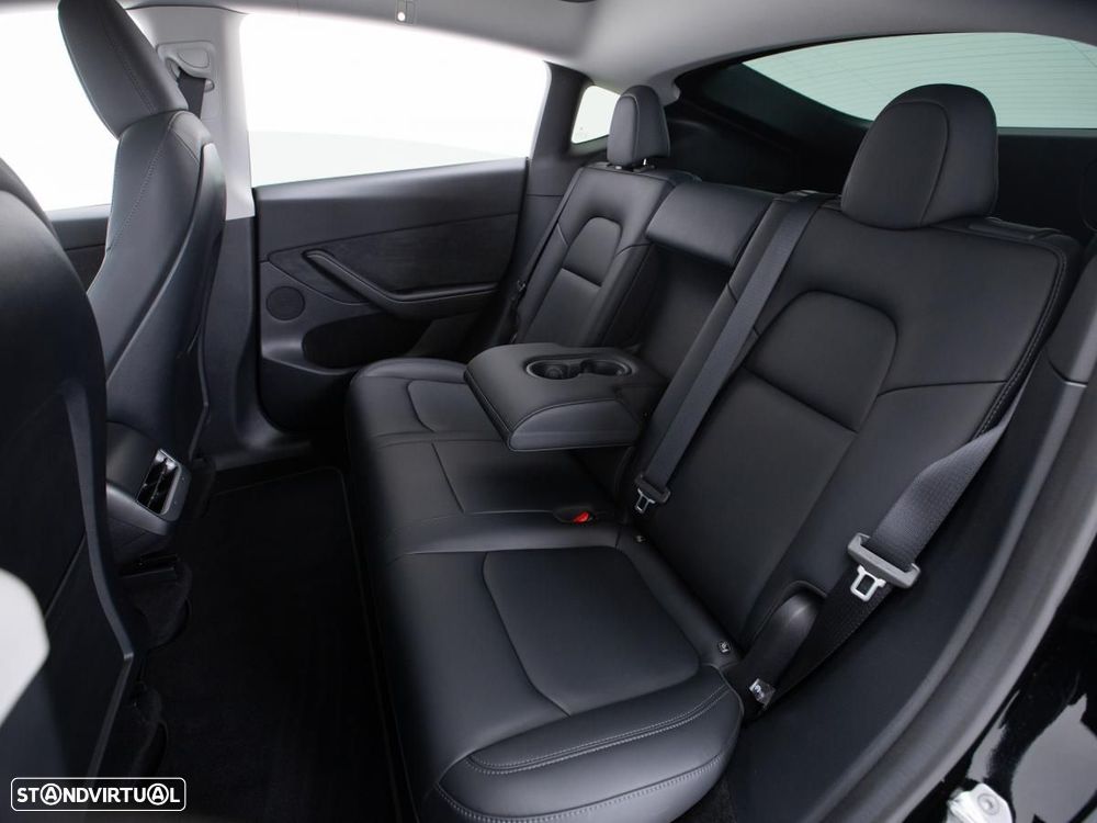 Tesla Model Y Long Range Dual Motor AWD — fotografia 11