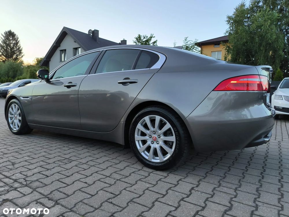 Jaguar XE 2.0 T Prestige - 23