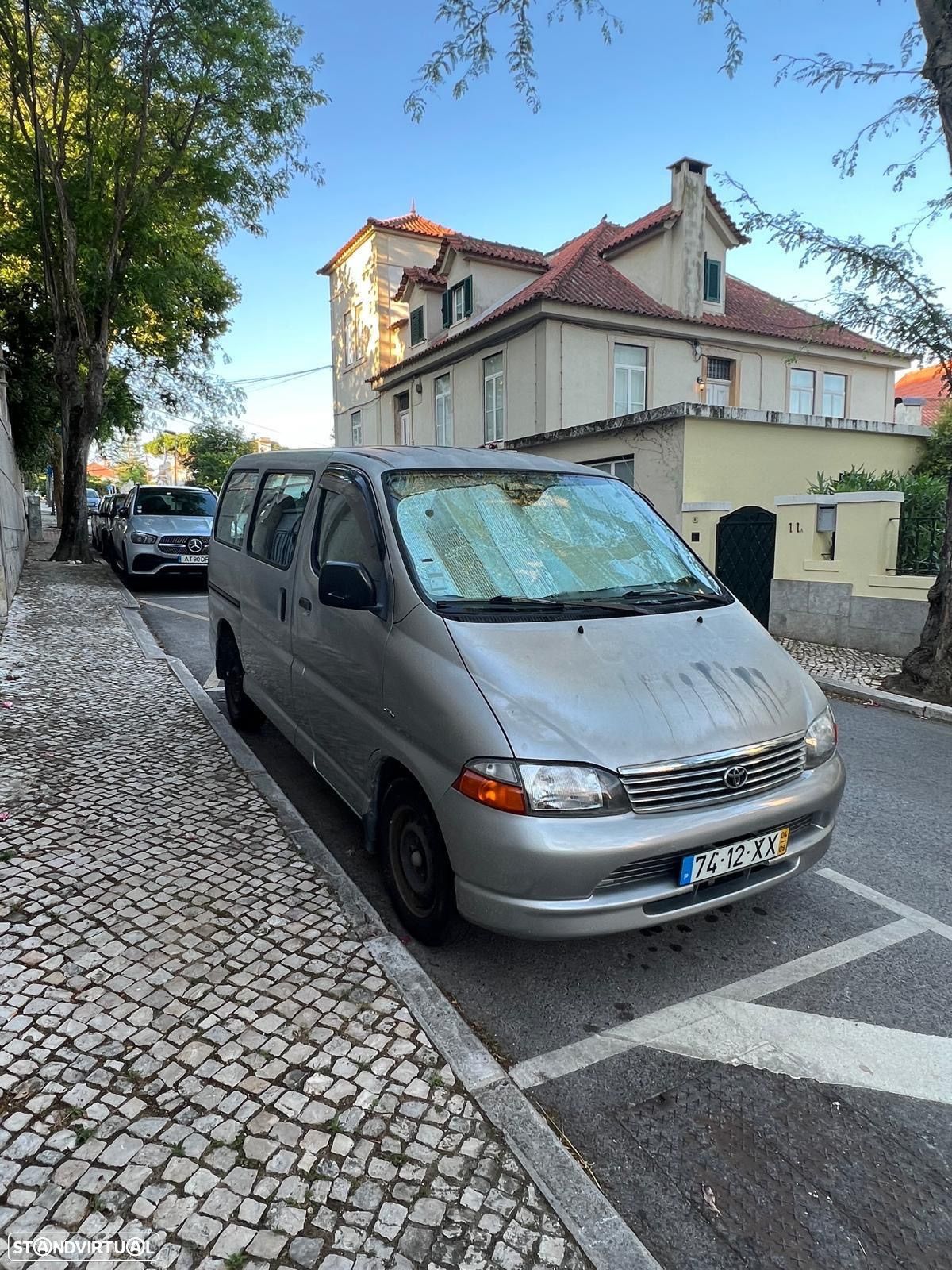 Toyota HiAce - 1