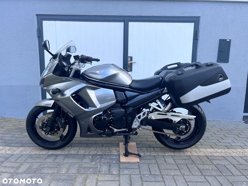 Suzuki GSX - 6