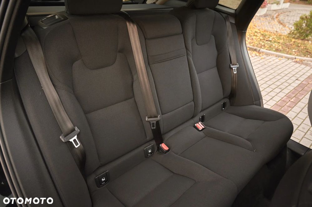 Volvo XC 60 D4 Momentum Pro - 24