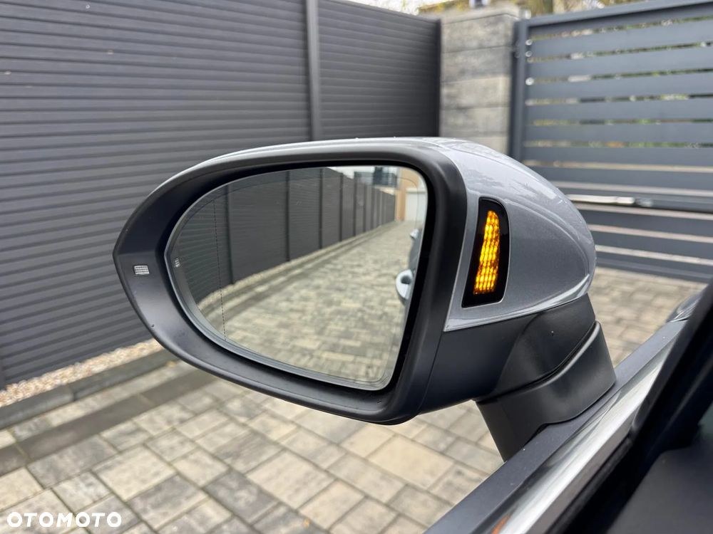 Volkswagen Passat Variant 2.0 TDI SCR Elegance DSG - 13