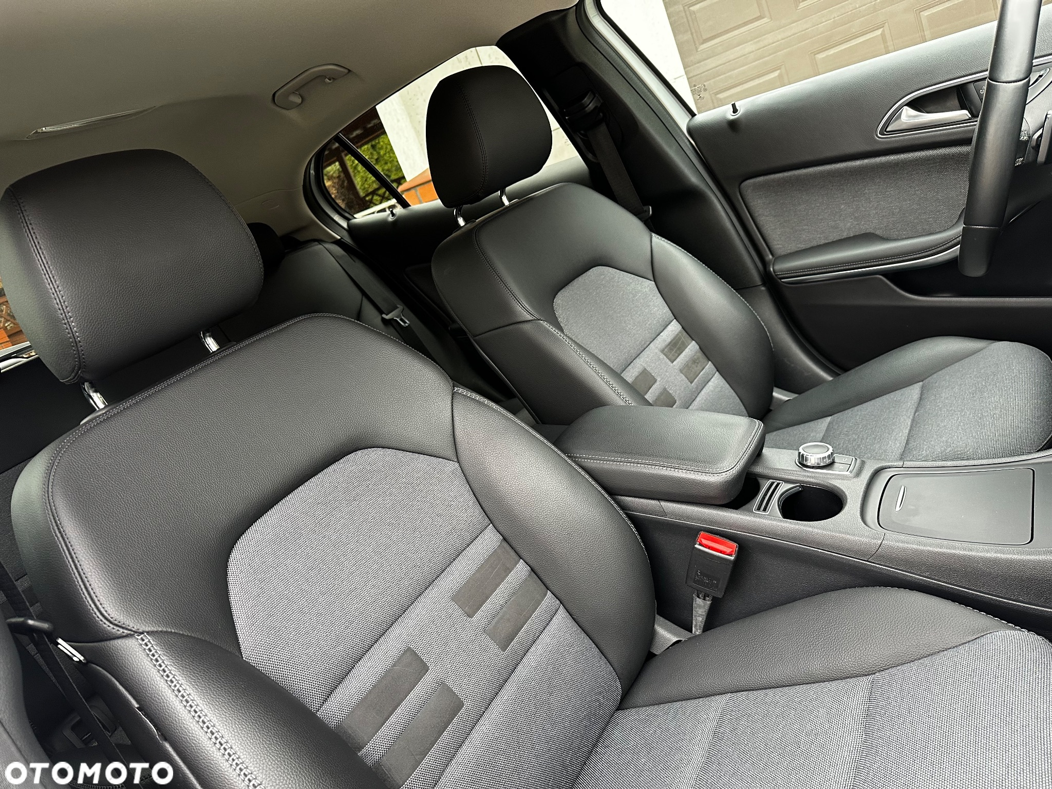 Mercedes-Benz GLA 180 7G-DCT - 18