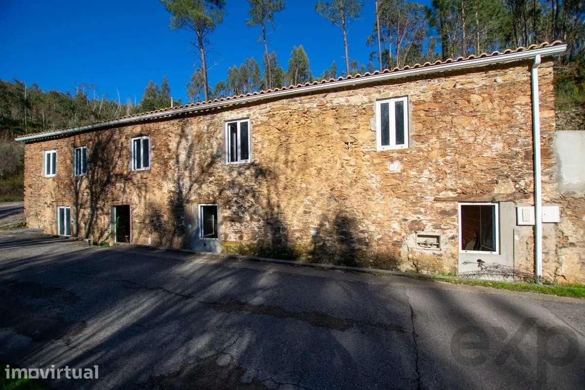 Uma casa de pedra com alma de rio - Grande imagem: 4/34