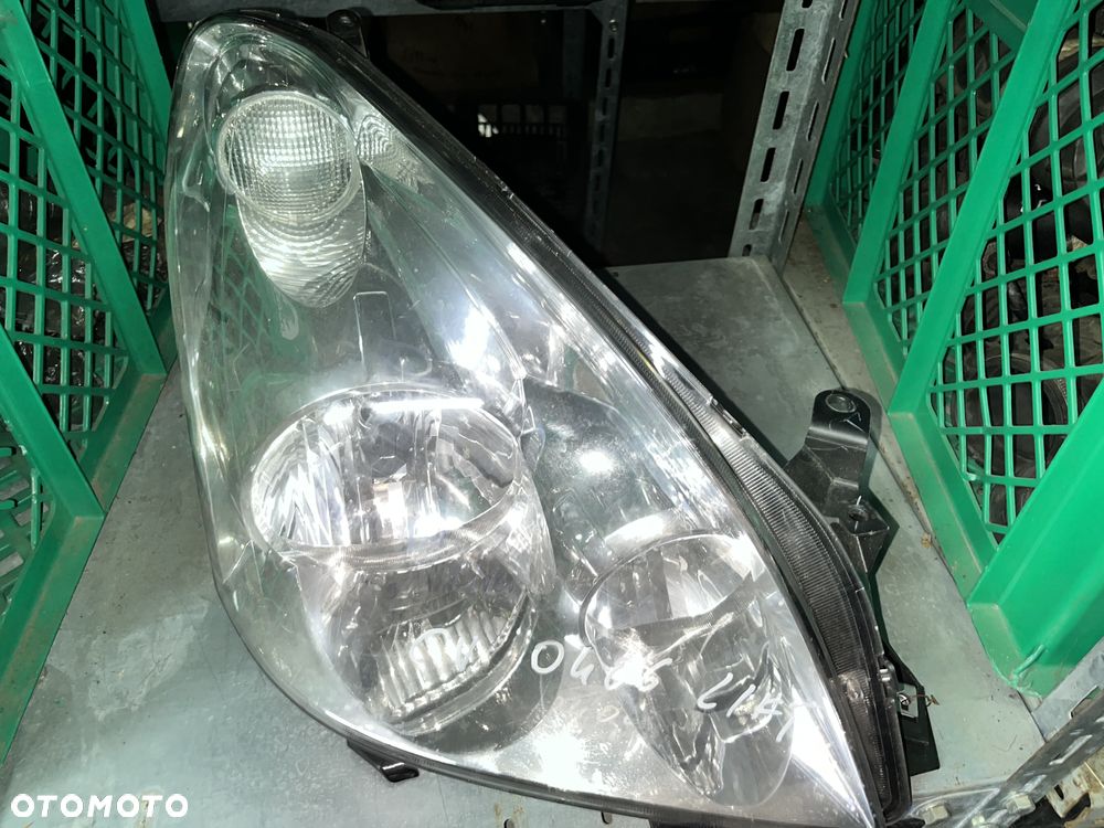 Lampa przednia prawa Toyota Corolla Verso 01-04r. - 1