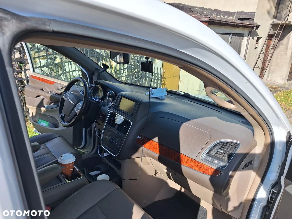 Chrysler Town & Country - 6