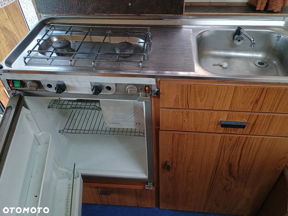 Mercedes-Benz 207 - 7