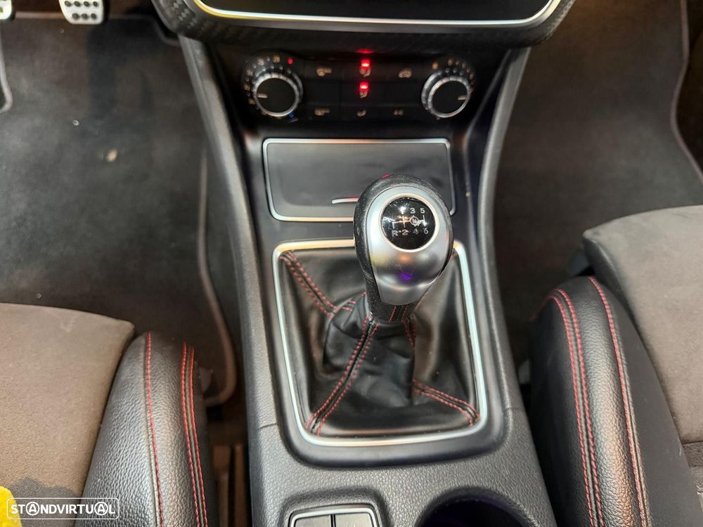 Mercedes-Benz A 180 AMG Line - 24