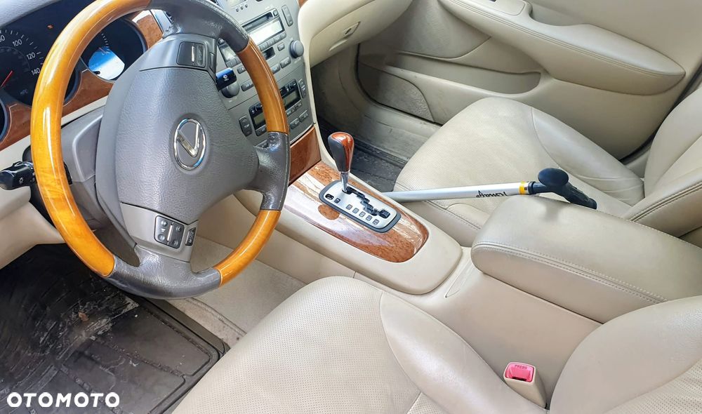 Lexus ES - 3