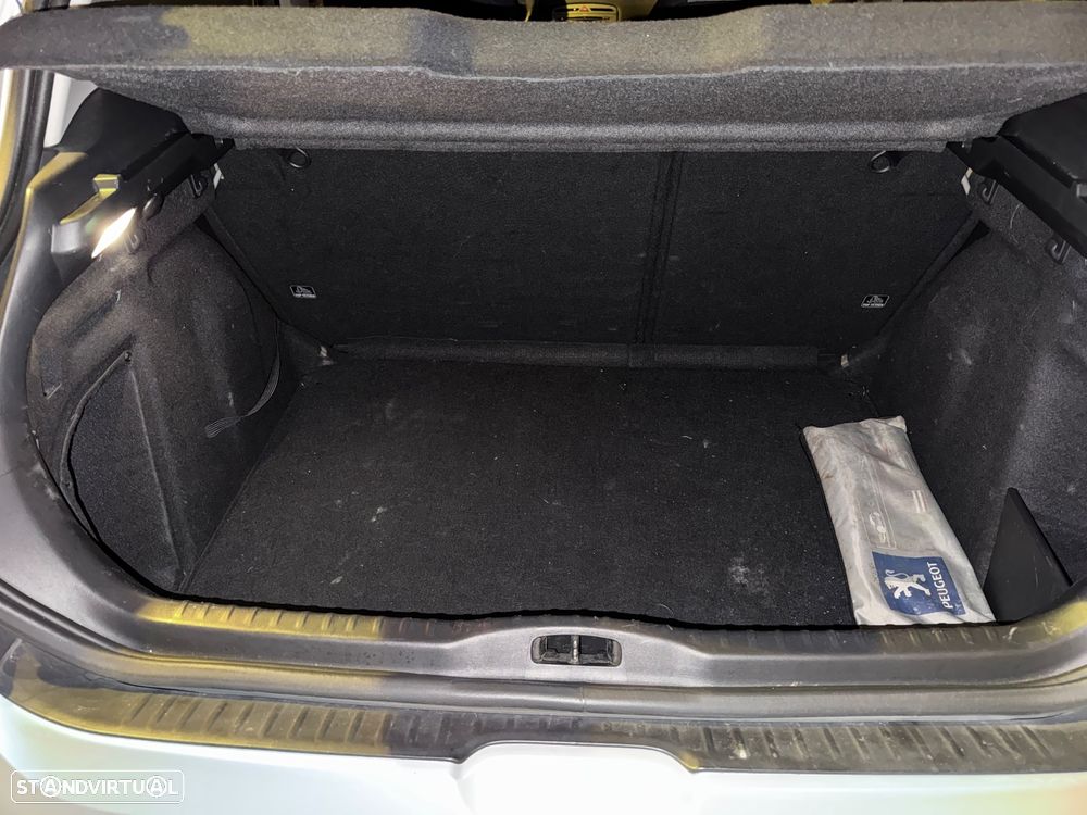 Peugeot 308 1.4 16V Executive - 11