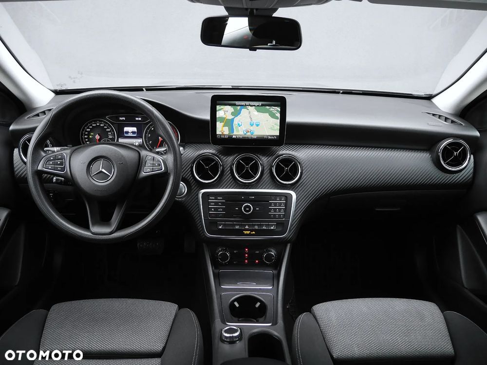 Mercedes-Benz GLA 180 7G-DCT - 9