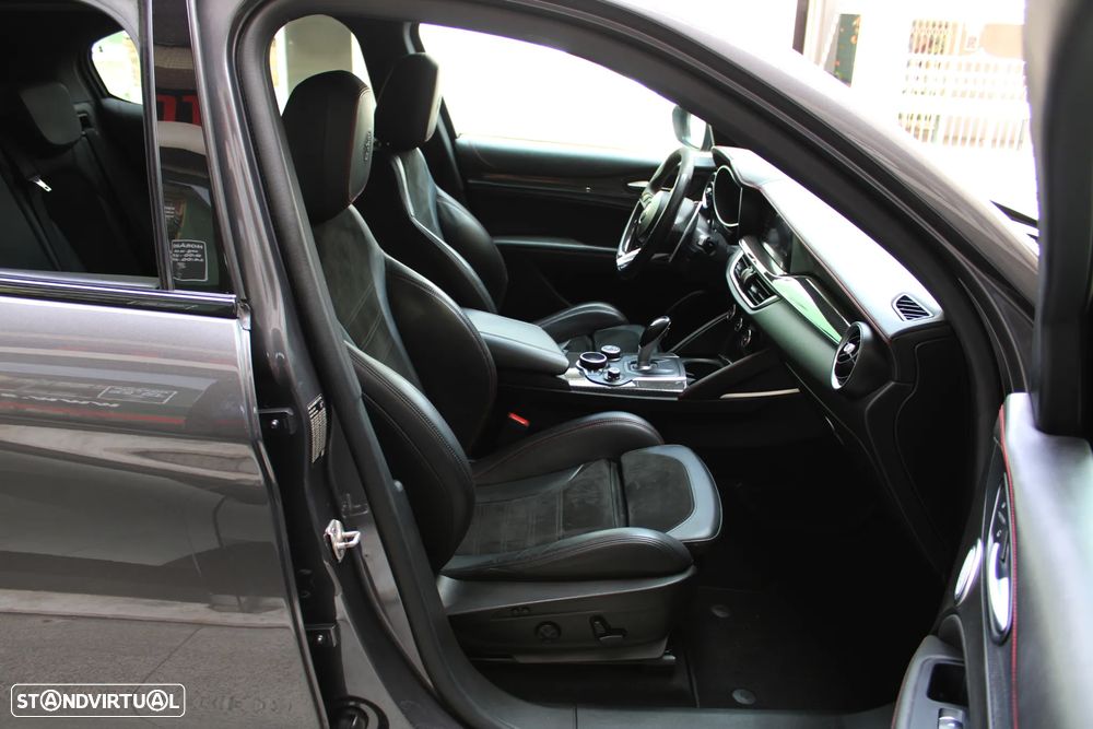 Alfa Romeo Stelvio V6 2.9 Bi-Turbo AT8-Q4 Quadrifoglio - 32