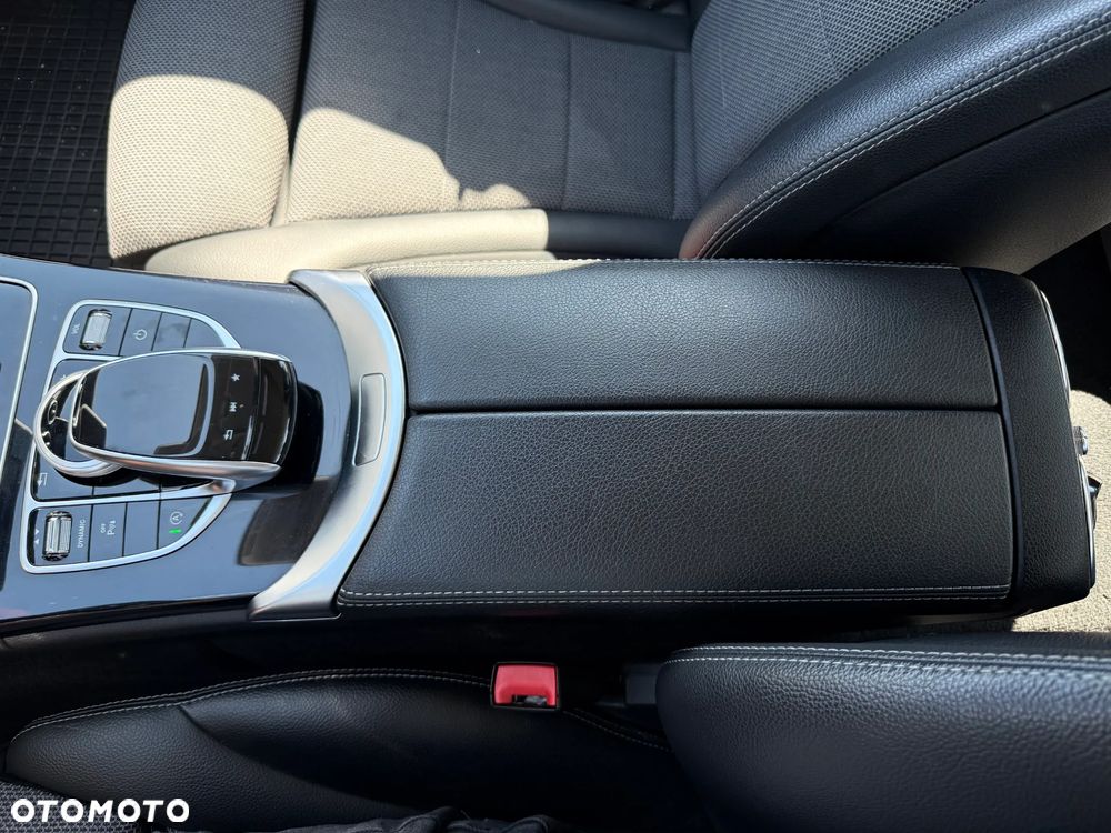 Mercedes-Benz Klasa C 180 7G-TRONIC Exclusive - 24