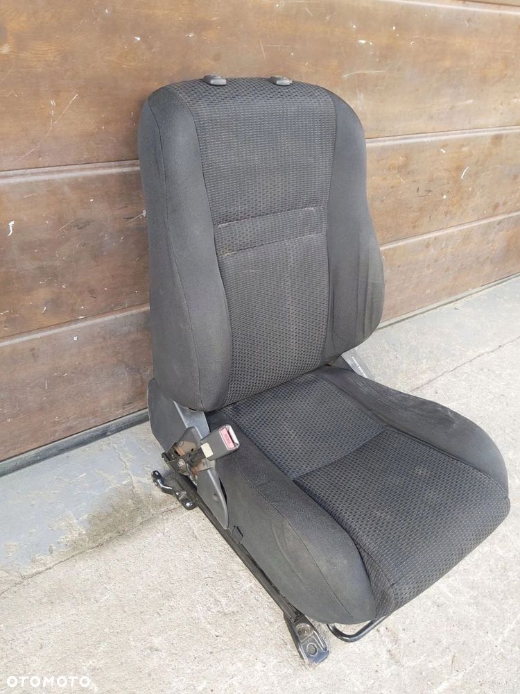 Toyota Corolla E12 fotel lewy przód 5D - 5