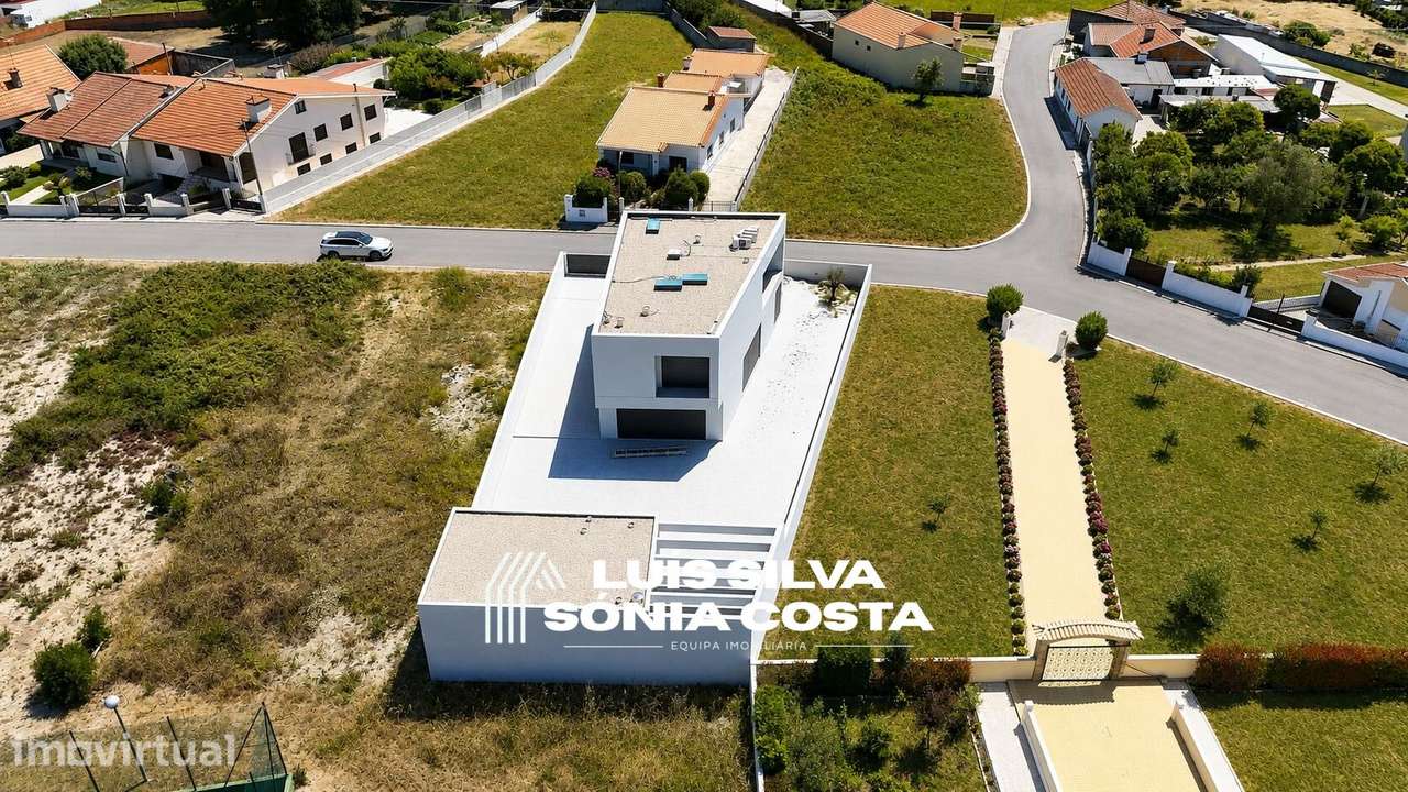 Moradia de Prestígio T4 com 3 Suítes, Anexo, Jardim &... - Grande imagem: 3/16
