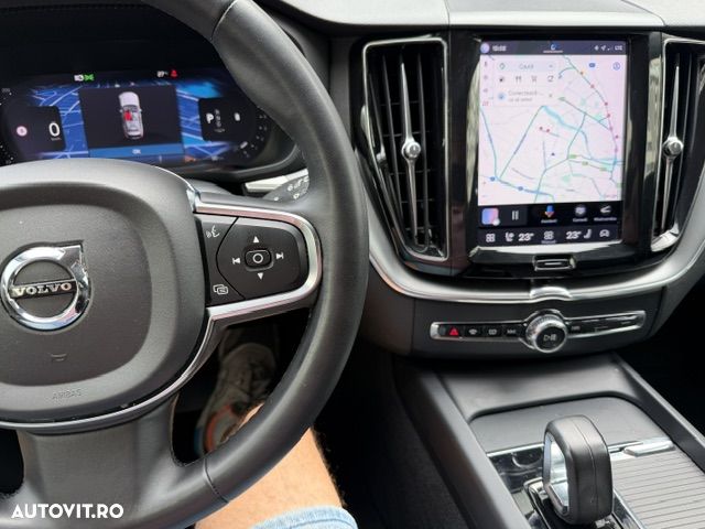 Volvo XC 60 B4 MHEV AT8 FWD Momentum Pro - 12