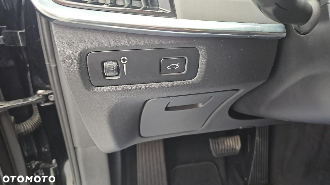 Volvo V90 D4 SCR Momentum Pro - 17