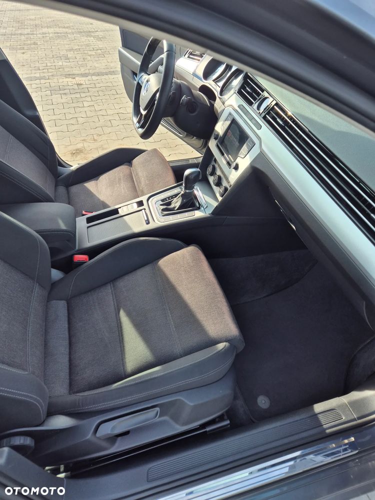 Volkswagen Passat - 12