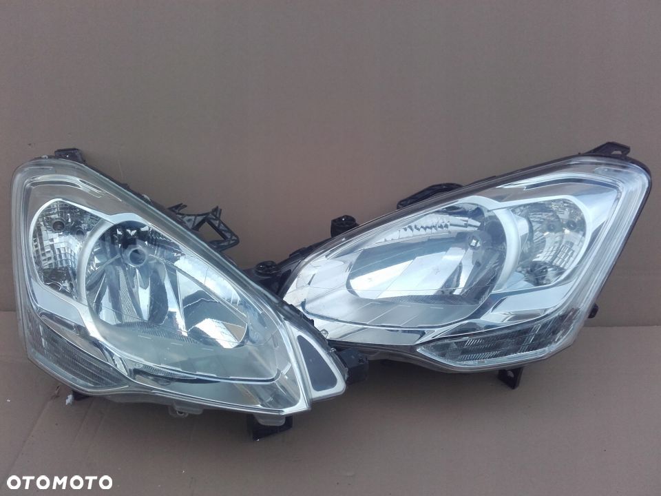 REFLEKTOR LAMPA PRAWA PEUGEOT PARTNER BERLIGO - 1