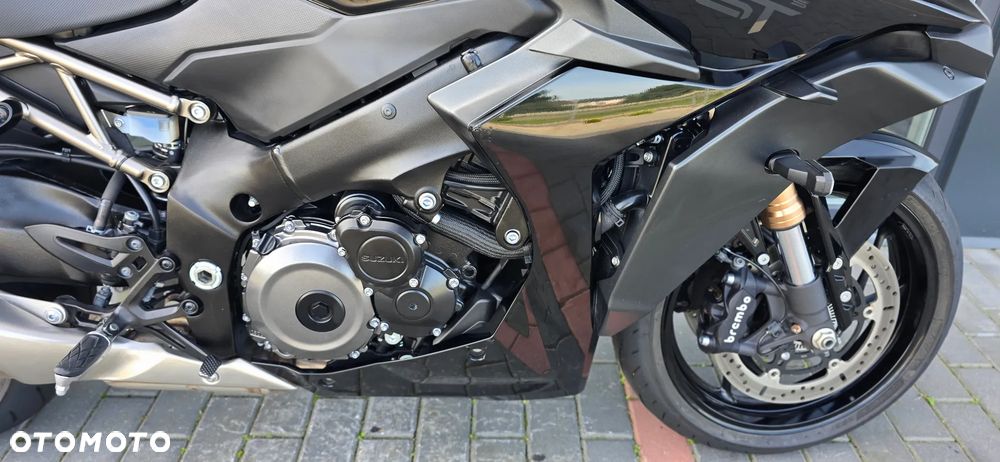 Suzuki GSX - 22