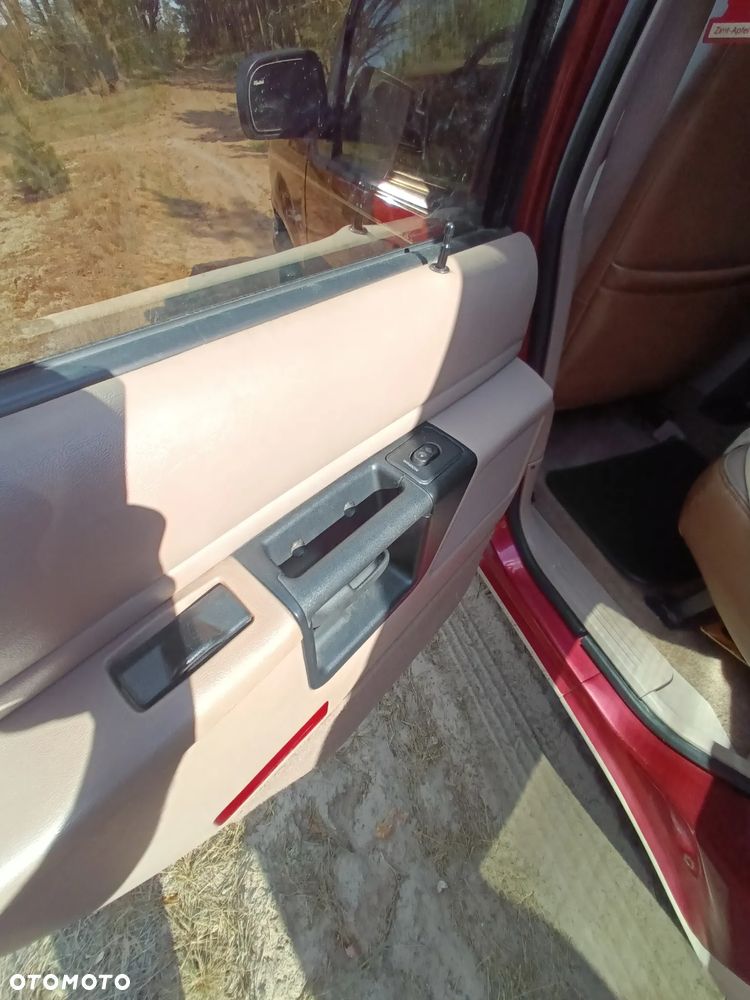 Ford Explorer Standard - 19