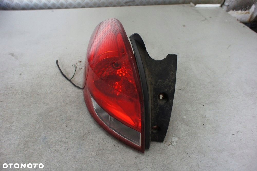RENAULT CLIO III KOMBI LAMPA LEWY TYŁ - 2