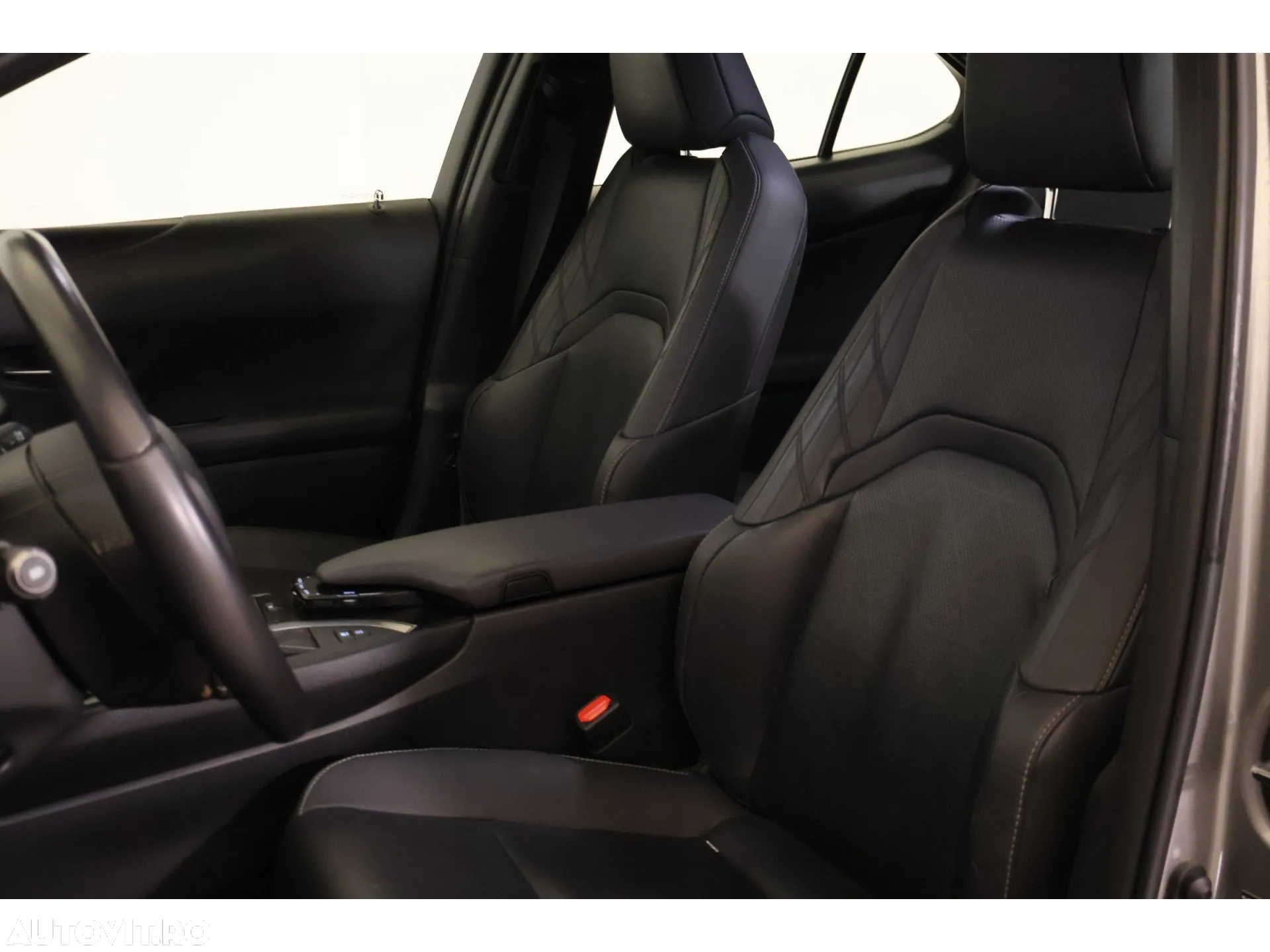 Lexus UX 250h 2.0L HEV 20H- (178 HP) 4X2 CVT Executive - 7
