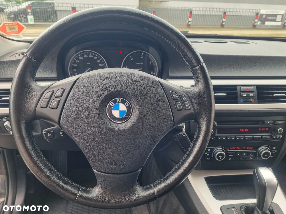 BMW Seria 3 318d DPF Edition Sport - 16