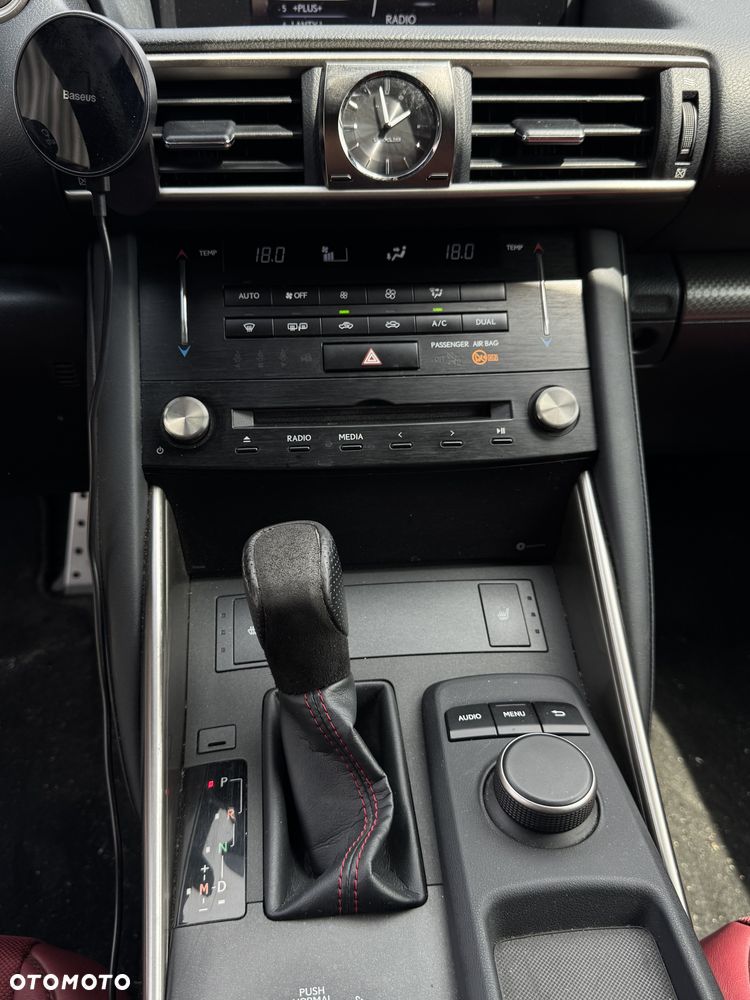 Lexus IS 200t / 300 F Sport - 11