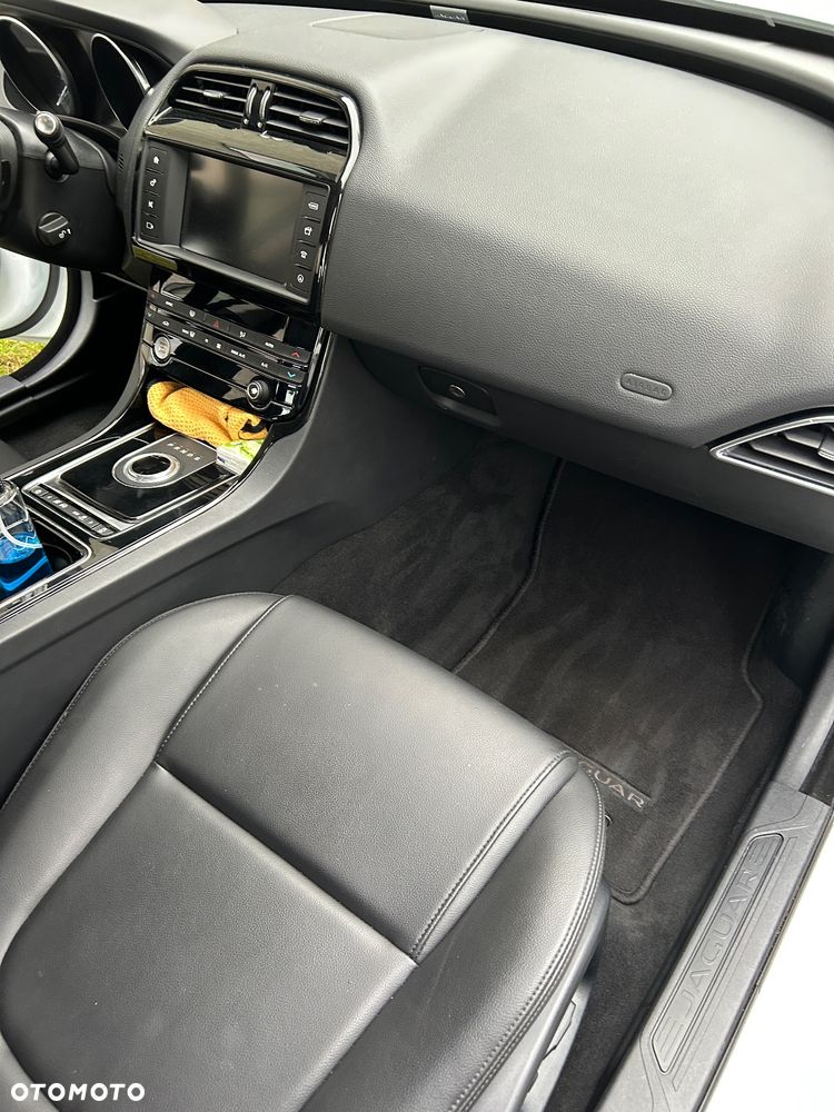 Jaguar XE 25t Pure - 15