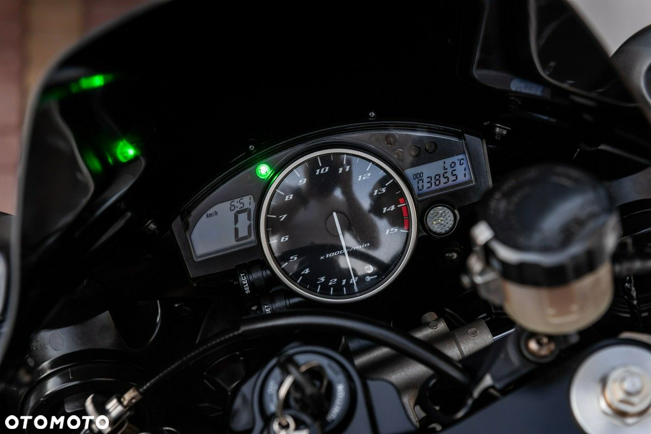 Yamaha R1 - 9
