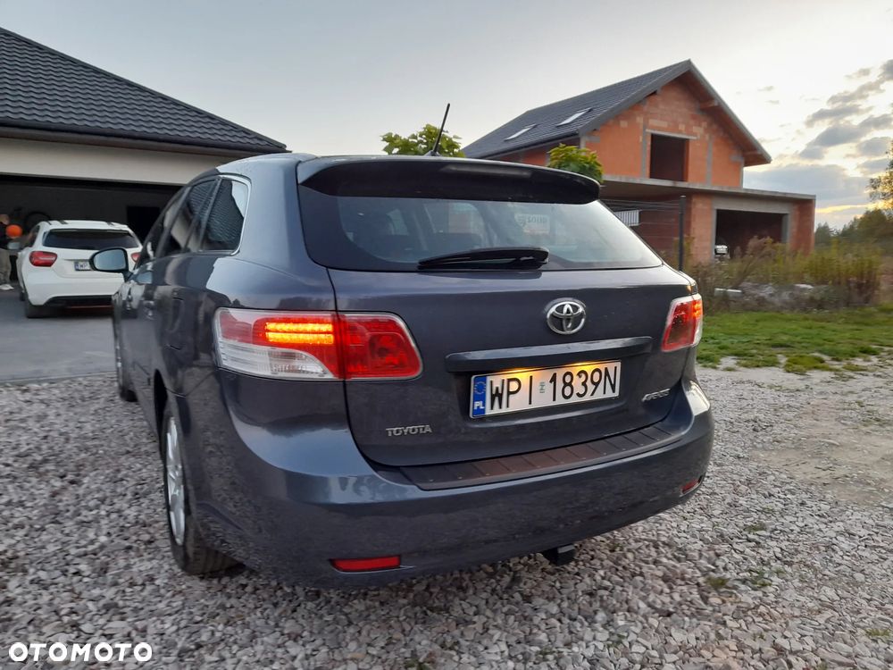 Toyota Avensis Combi 1.8 Comfort - 16