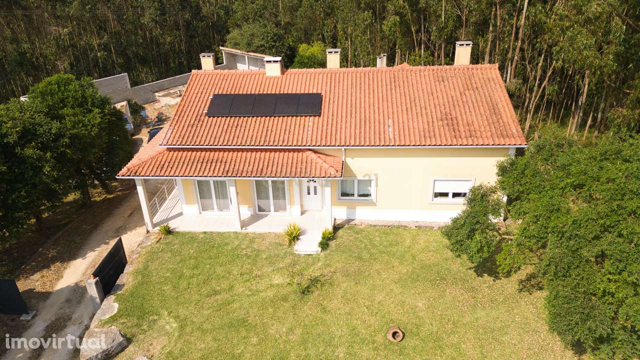 Moradia Térrea com Dois Pisos, Perfeita para Famílias e Convívios – Um - Grande imagem: 2/37