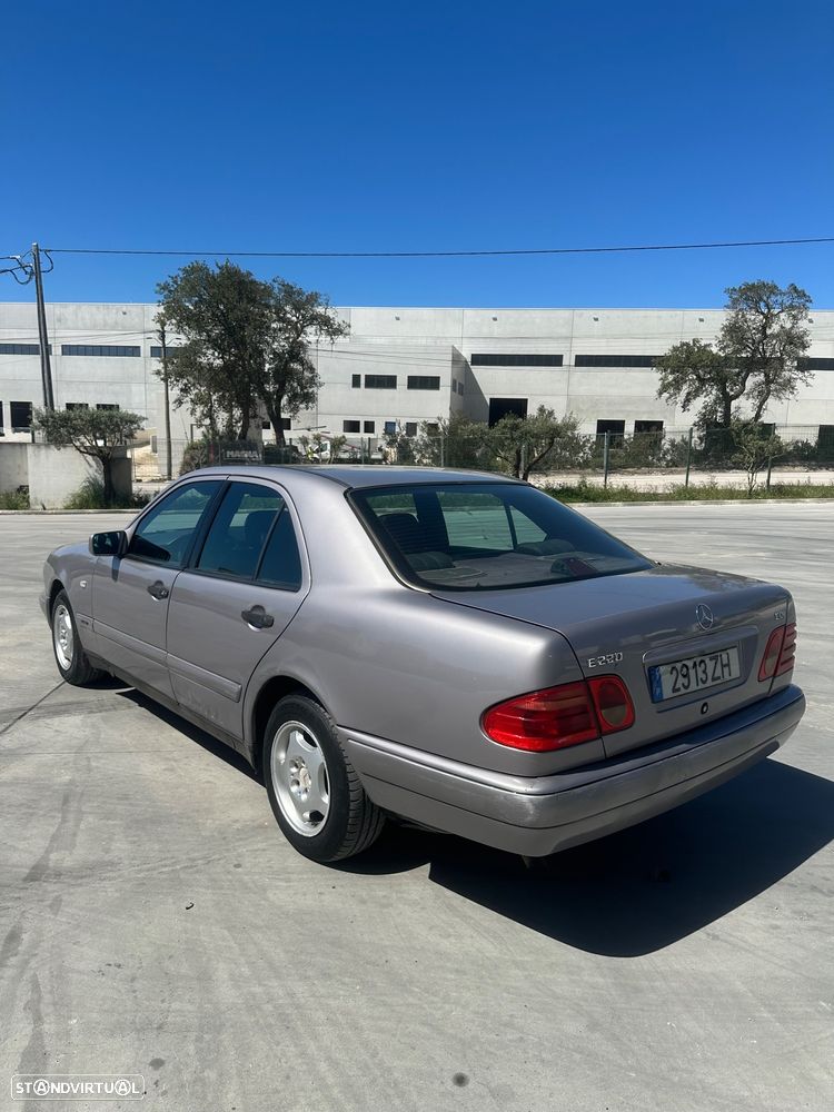 Mercedes-Benz E 200 - 6