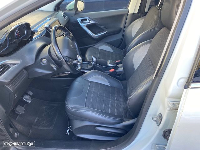 Peugeot 2008 1.2 PureTech Allure - 4
