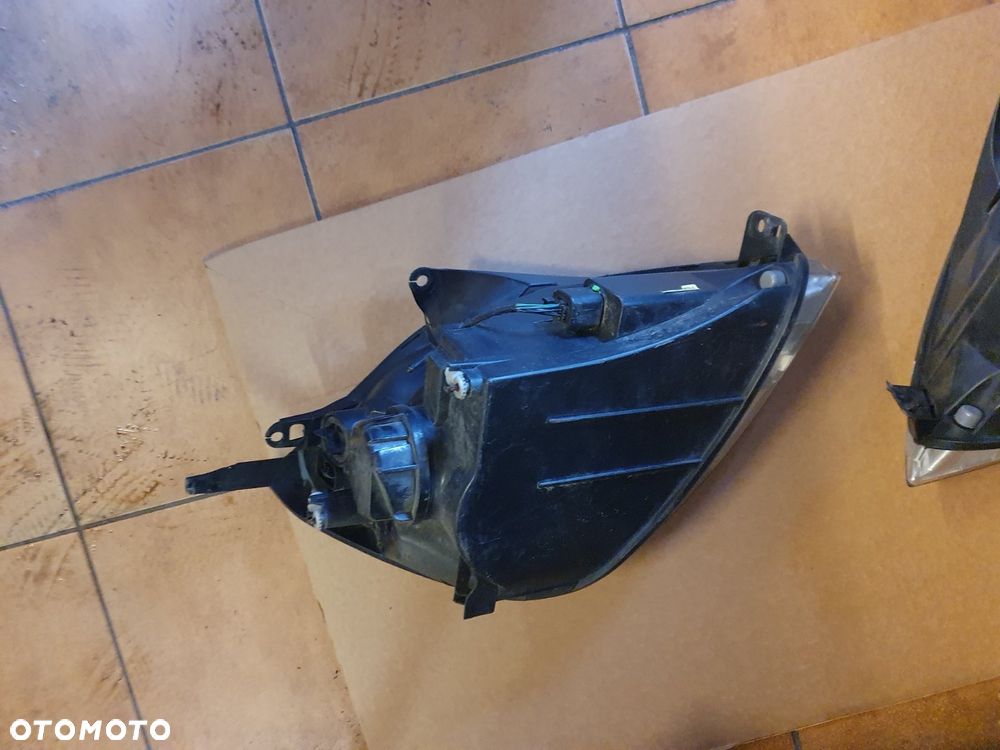 REFLEKTOR L/P FORD FIESTA MK6 VI - 7