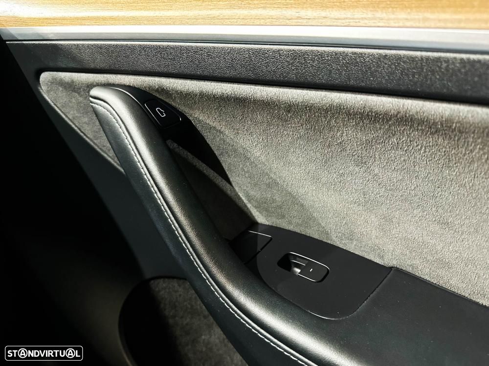 Tesla Model Y Long Range Dual Motor AWD - 28